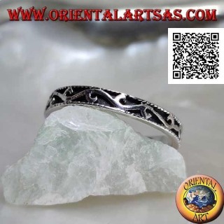 Anillo de plata con incrustaciones de ondas en alto relieve