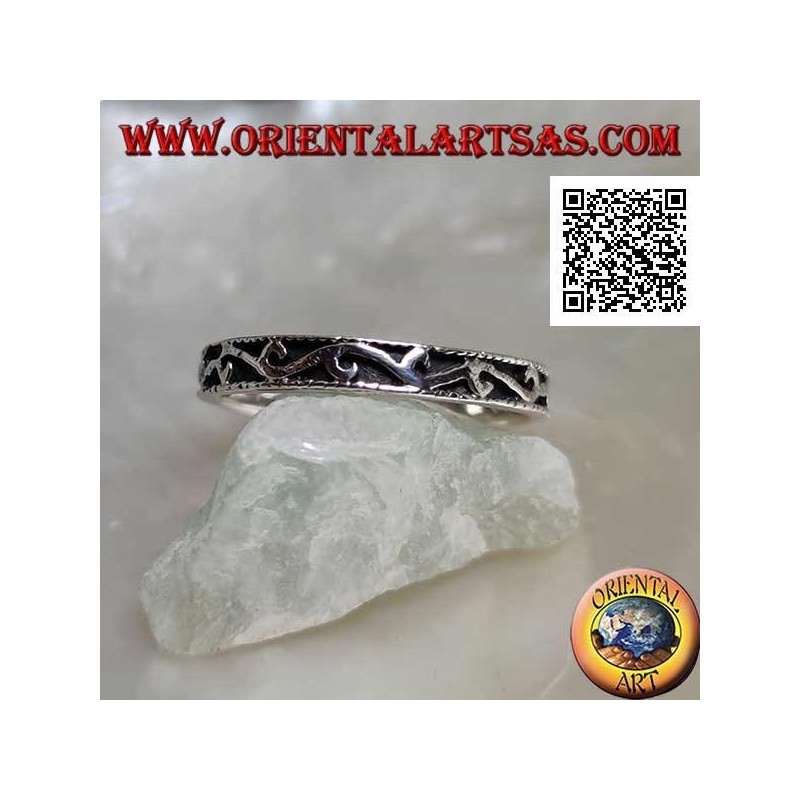 Anillo de plata con incrustaciones de ondas en alto relieve