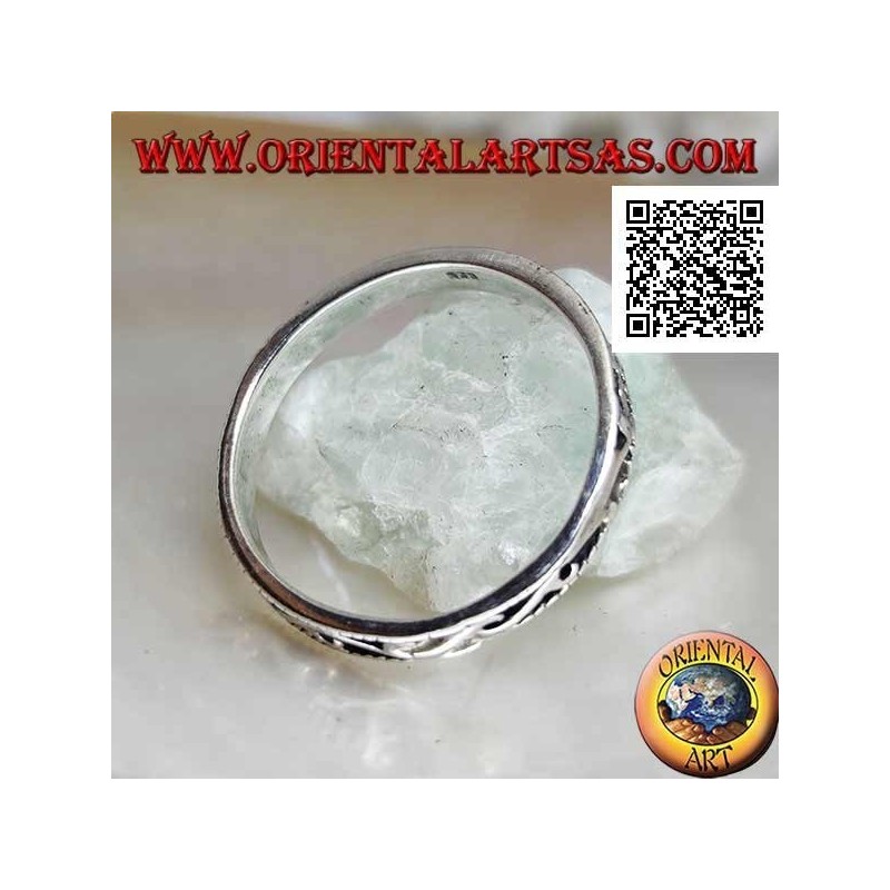 Anillo de plata con incrustaciones de ondas en alto relieve