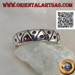 Anillo de plata grabado con triángulos con un punto