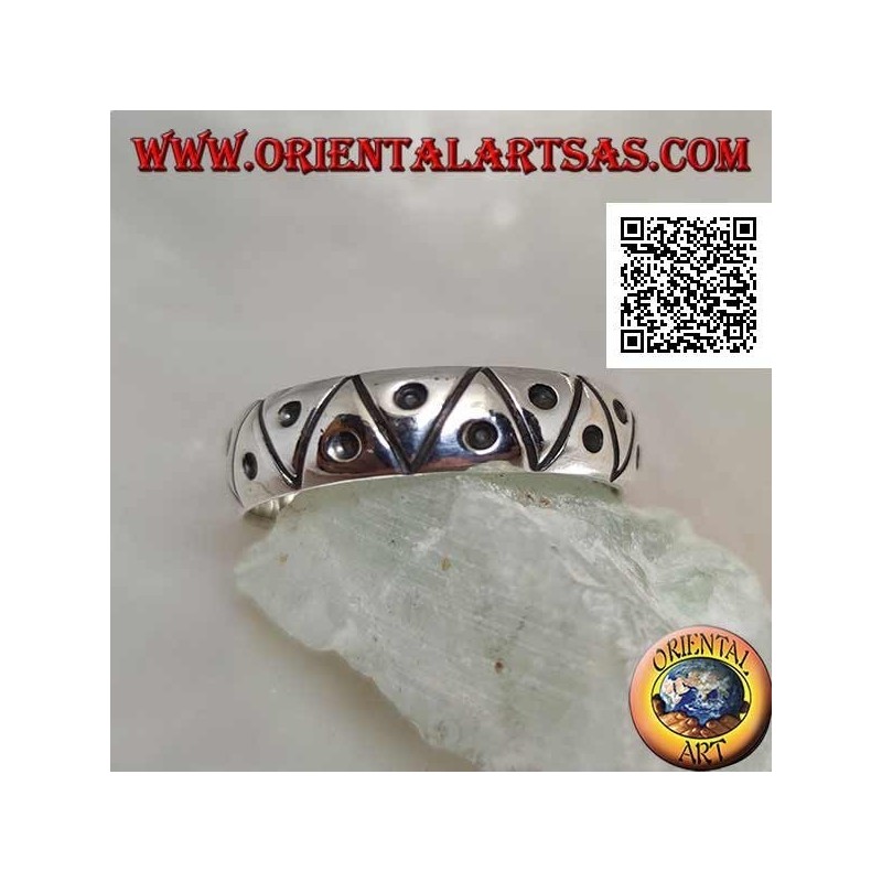 Anello a fedina in argento  incisa a triangoli con puntino 
