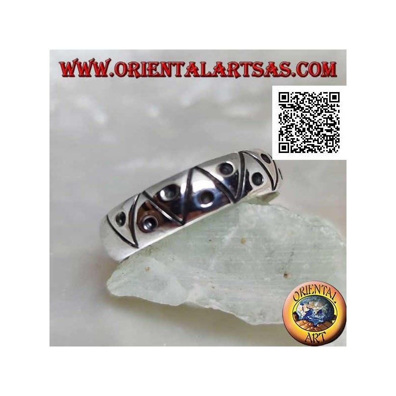 Anello a fedina in argento  incisa a triangoli con puntino