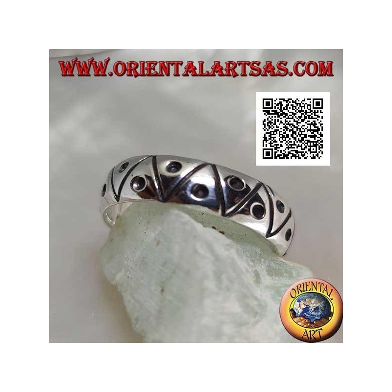 Anillo de plata grabado con triángulos con un punto