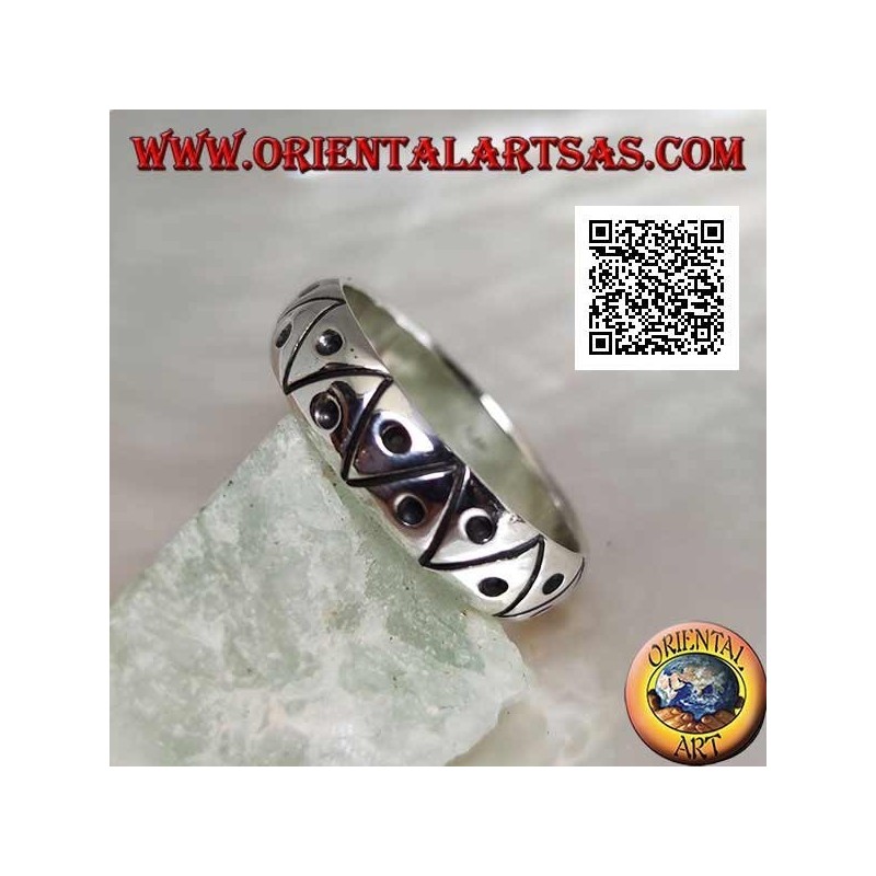 Silver ring engraved with triangles with a dot