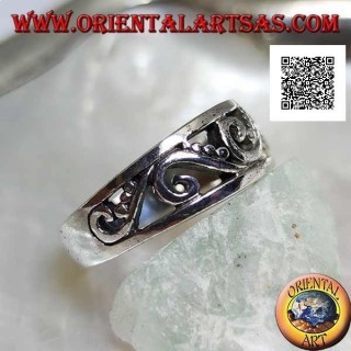 Anillo de crecimiento en plata con patrón calado de curvas y discos