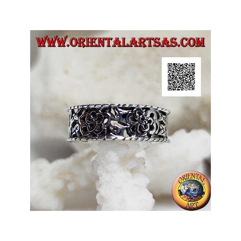 Anillo de plata con un denso estampado floral calado y bordes salientes