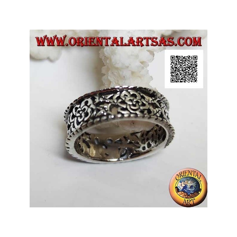 Anello in argento a fedina con motivo floreale fitto traforato e bordi sporgenti