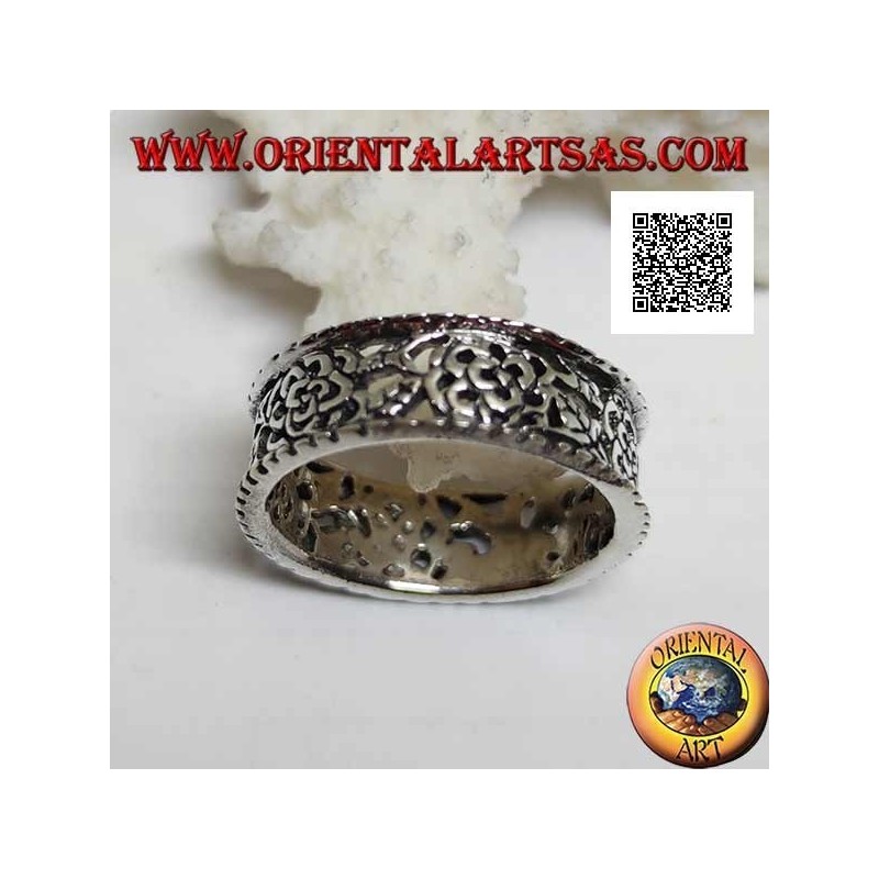 Anillo de plata con un denso estampado floral calado y bordes salientes