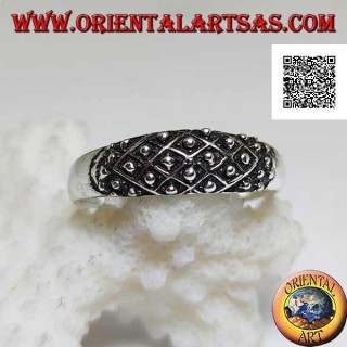 Anillo de plata con tejido romboidal y bolas en relieve