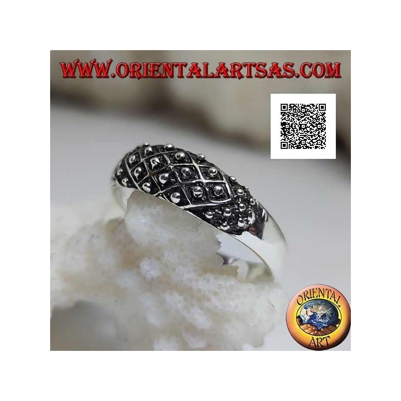 Anillo de plata con tejido romboidal y bolas en relieve