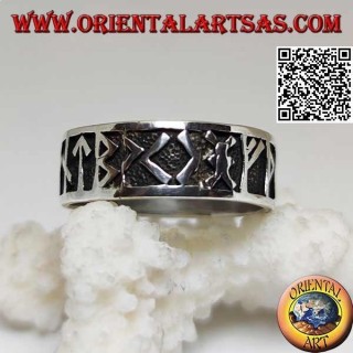Anillo de plata con runas nórdicas en bajorrelieve