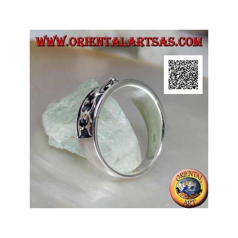 Anello in argento a fedina crescente con croce gotica di gigli e decorazioni in bassorilievo