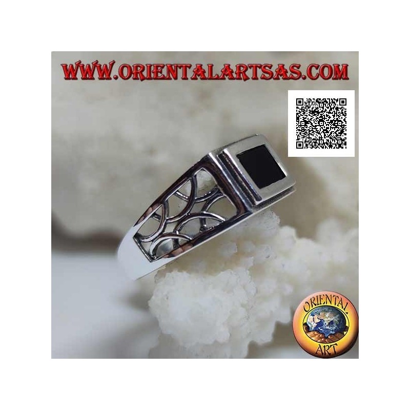 Bague en argent à décor rectangulaire en onyx bordé et perforé de demi-cercles sur les côtés