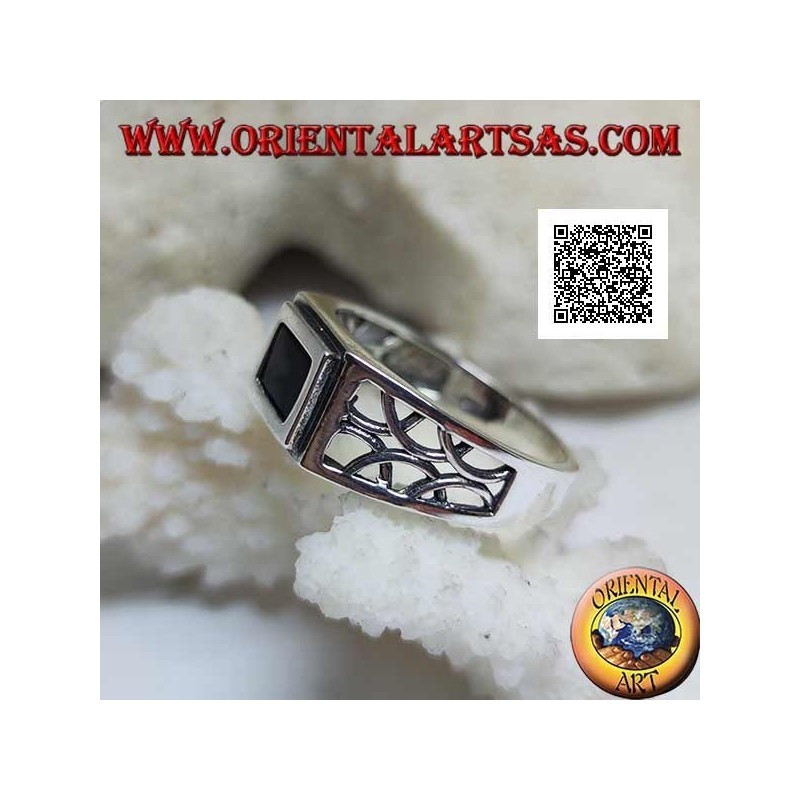 Anillo de plata con ribete rectangular de ónix y decoración perforada de semicírculos en los laterales