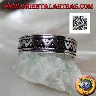 Bague en argent avec ligne brisée et disques disques sur fond oxydé