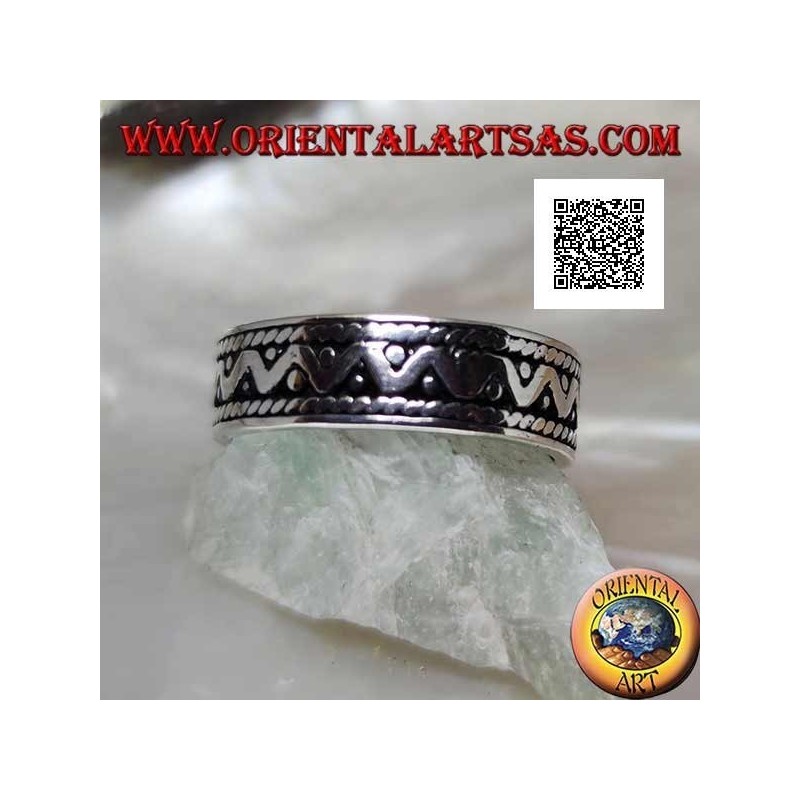 Bague en argent avec ligne brisée et disques disques sur fond oxydé