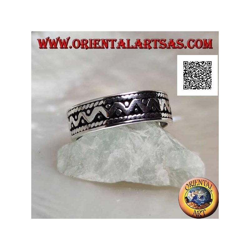 Bague en argent avec ligne brisée et disques disques sur fond oxydé