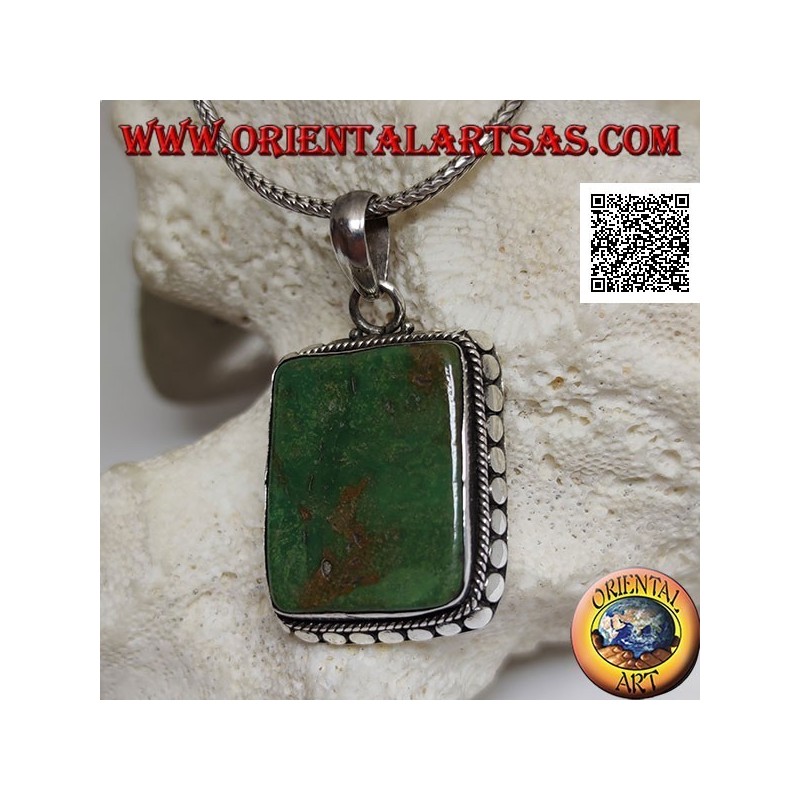 Ciondolo in argento con grande turchese antico tibetano a rettangolare contornato da borchie