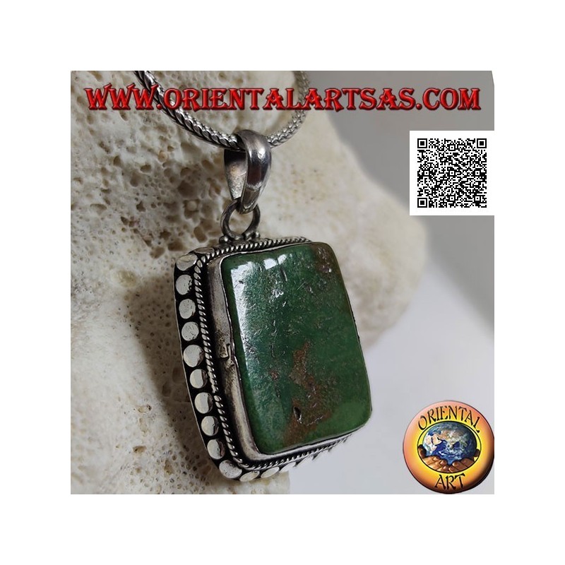 Pendentif en argent avec grande turquoise antique tibétaine rectangulaire entourée de clous
