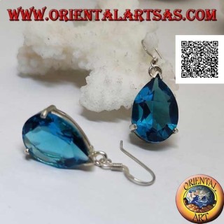 Boucles d'oreilles pendantes en argent avec une grande goutte de topaze bleue sertie dans un sertissage simple