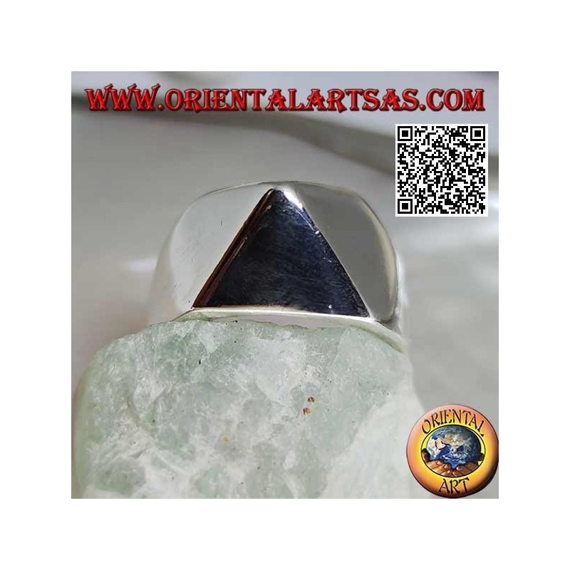 Bague en argent simple en forme de pyramide lisse et saillante