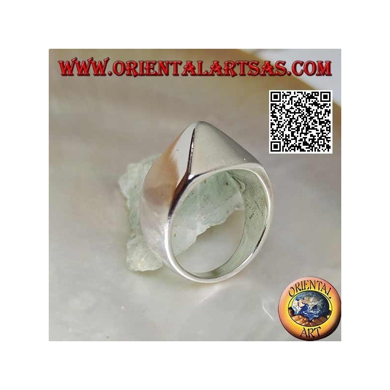Bague en argent simple en forme de pyramide lisse et saillante
