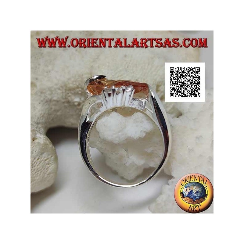 Anillo de plata con baño de rodio con circonitas champán en forma de gota con línea curva debajo y tres circonitas arriba