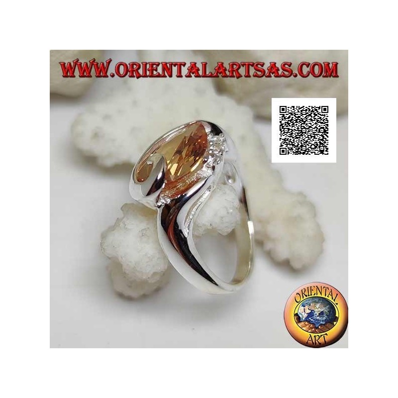 Anello in argento rodiato con zircone champagne a goccia con linea curva sotto e tre zirconi sopra
