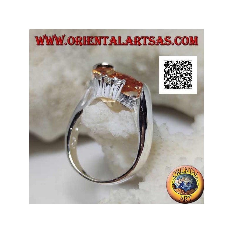 Anillo de plata con baño de rodio con circonitas champán en forma de gota con línea curva debajo y tres circonitas arriba