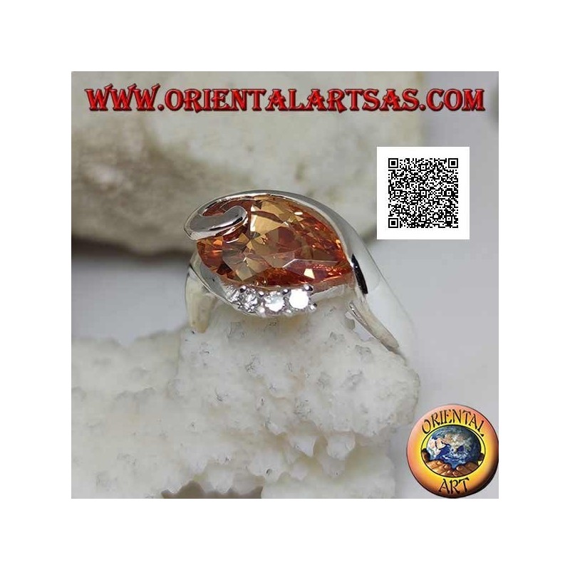 Anillo de plata con baño de rodio con circonitas champán en forma de gota con línea curva debajo y tres circonitas arriba