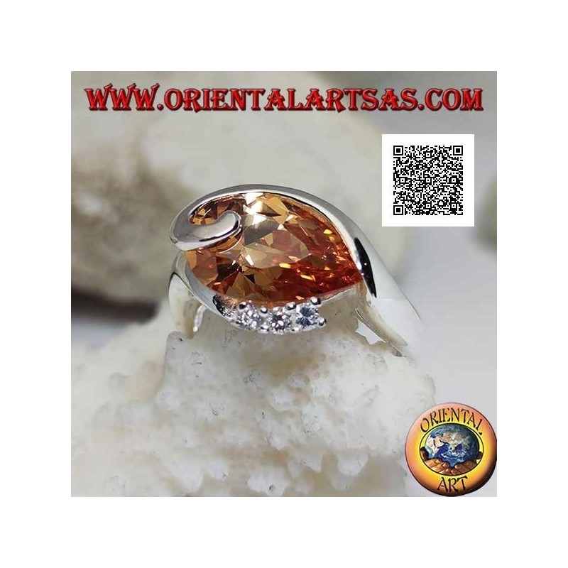 Anello in argento rodiato con zircone champagne a goccia con linea curva sotto e tre zirconi sopra