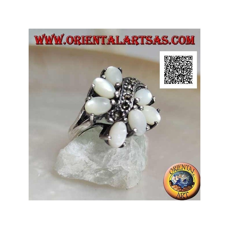 Anello in argento con sette madreperla ovali incastonate separate da una linea curva di marcassite