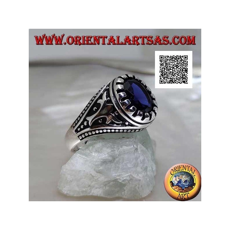 Bague en argent avec saphir synthétique ovale facetté avec motif impérial gravé sur les côtés