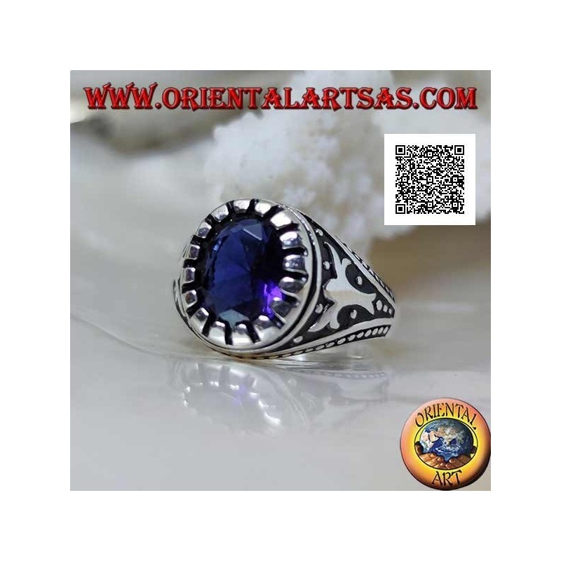 Bague en argent avec saphir synthétique ovale facetté avec motif impérial gravé sur les côtés
