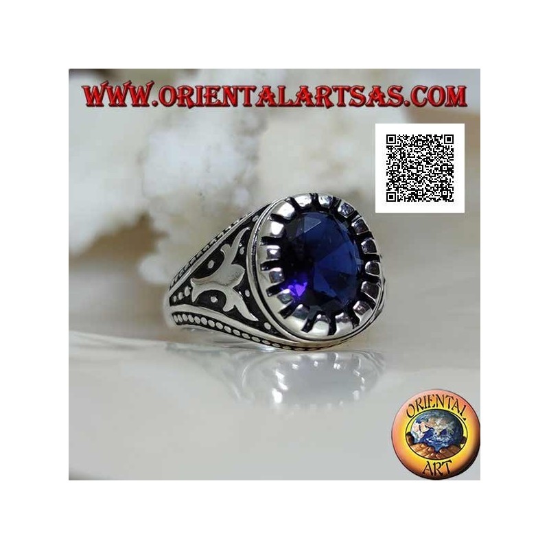 Anillo de plata con zafiro sintético ovalado facetado con motivo imperial grabado en los laterales