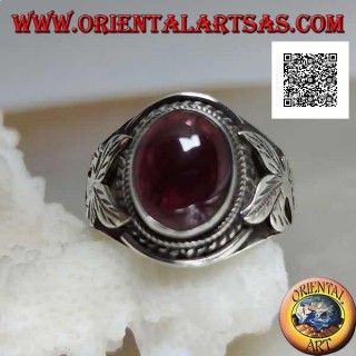 Anello in argento con granato naturale ovale a cabochon e fiore sui lati