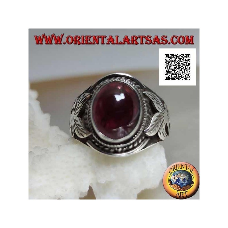 Silberring mit ovalem Cabochon-Naturgranat und Blume an den Seiten
