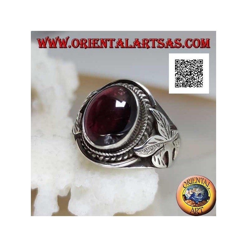 Silberring mit ovalem Cabochon-Naturgranat und Blume an den Seiten