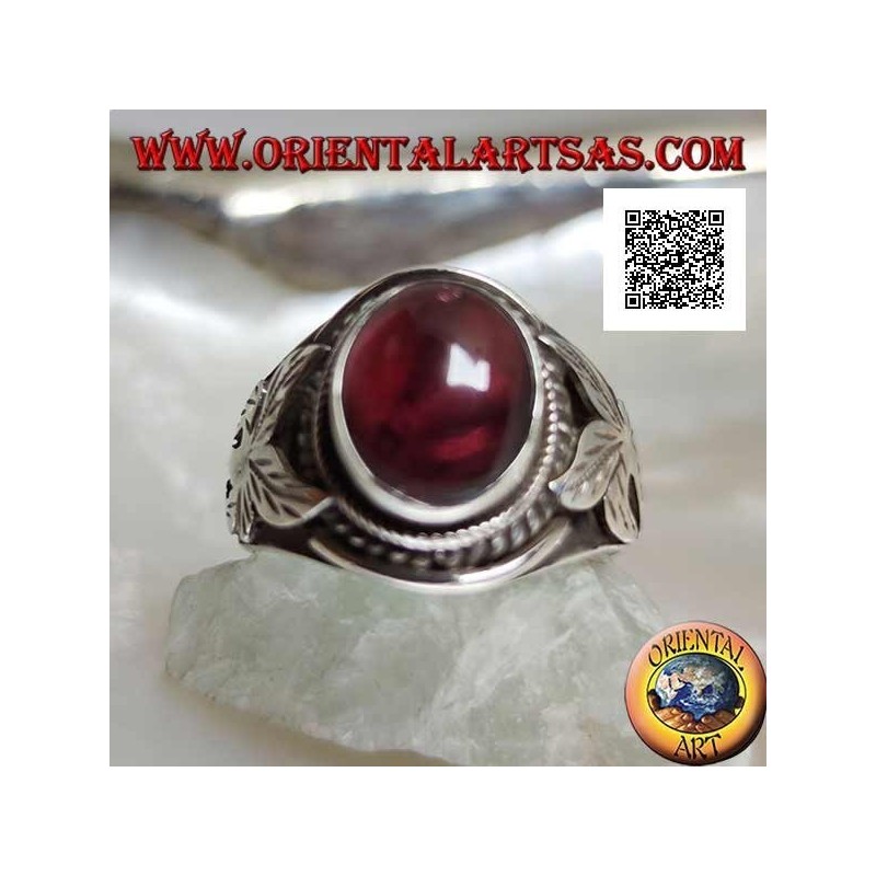 Silberring mit ovalem Cabochon-Naturgranat und Blume an den Seiten