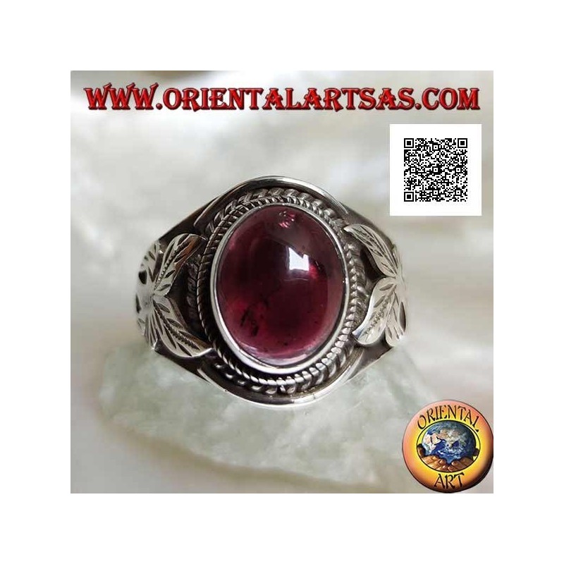 Anillo de plata con granate natural cabujón ovalado y flor en los laterales