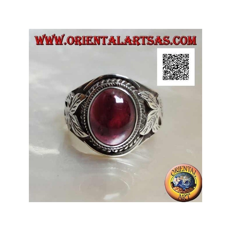 Silberring mit ovalem Cabochon-Naturgranat und Blume an den Seiten