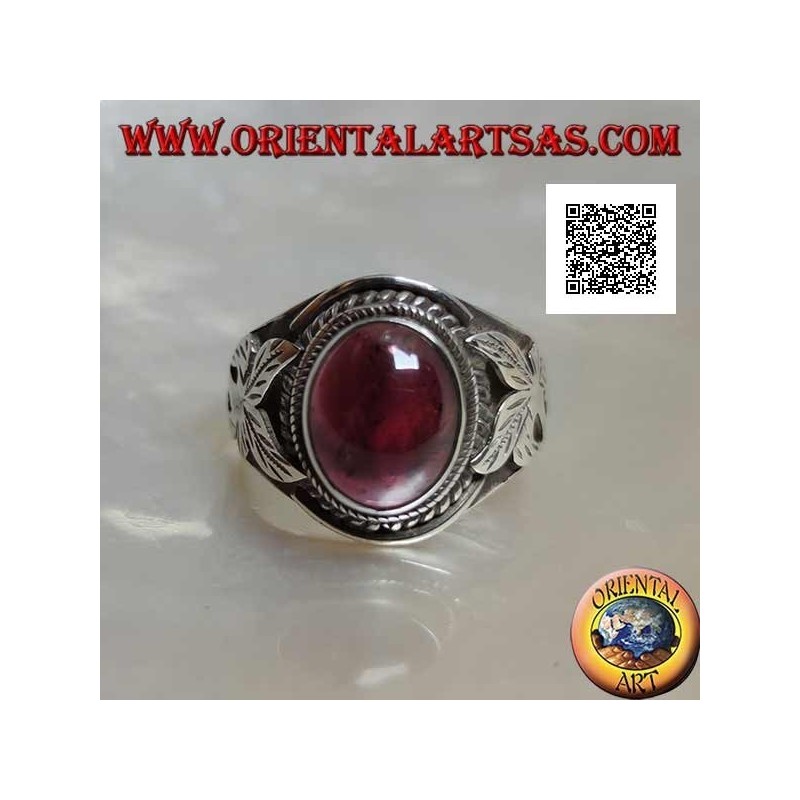 Anillo de plata con granate natural cabujón ovalado y flor en los laterales