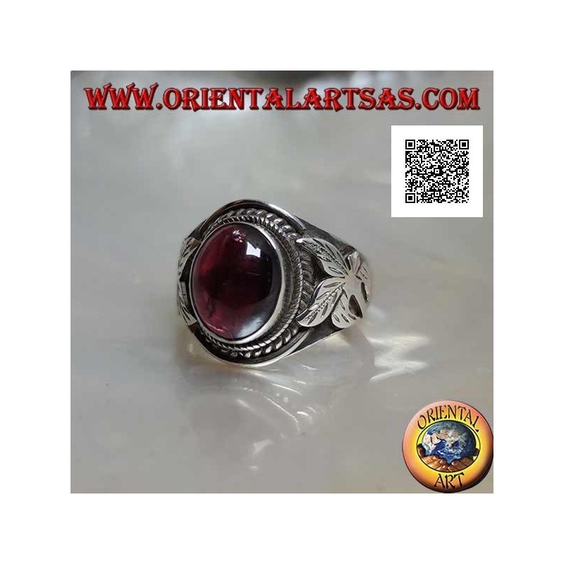Anello in argento con granato naturale ovale a cabochon e fiore sui lati