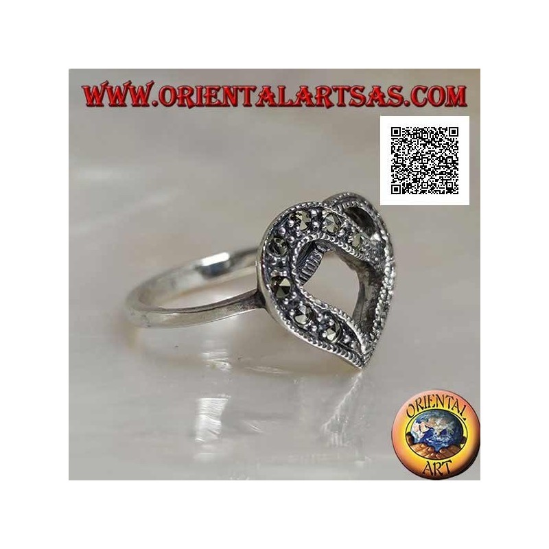 Anillo de plata con entrelazado central en forma de corazón tachonado de marcasita