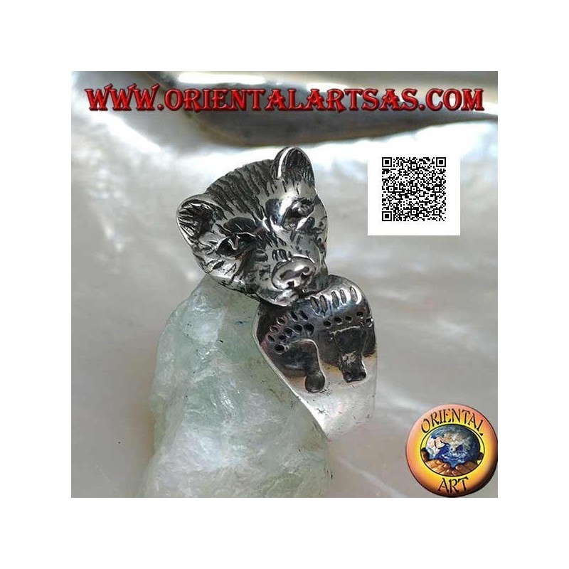 Anello in argento testa di orso che si morde la coda con orme di piedi incise