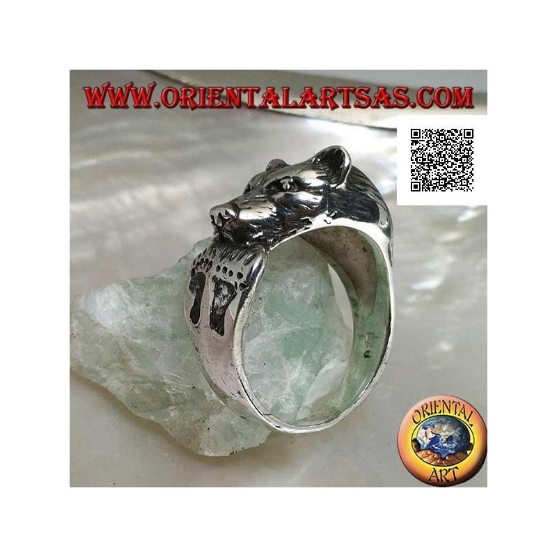 Anello in argento testa di orso che si morde la coda con orme di piedi incise