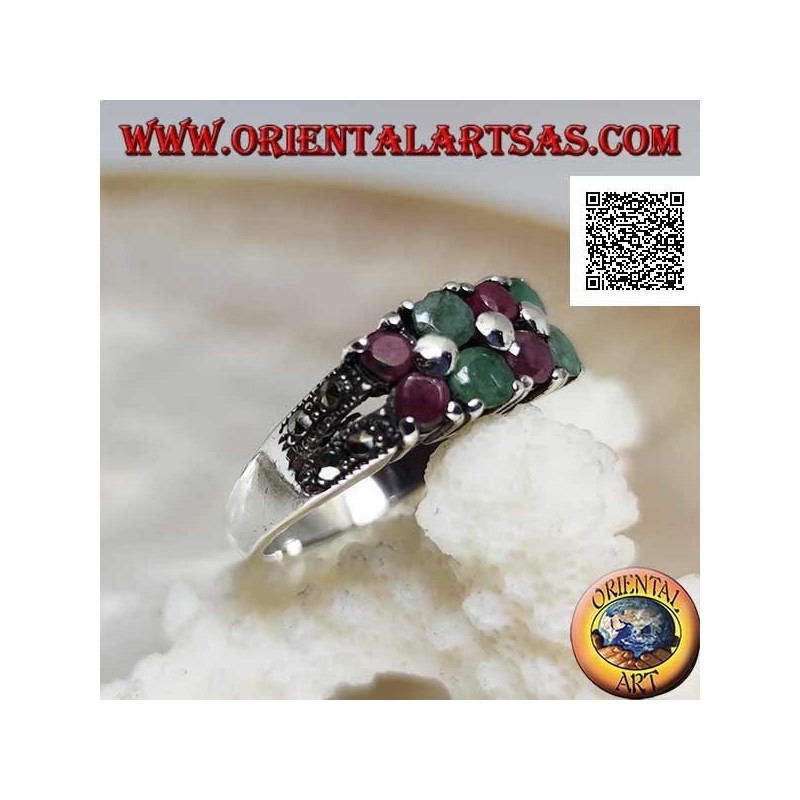 Anillo de plata con pares de rubíes naturales redondos y esmeraldas engastados alternativamente y marcasita en los lados