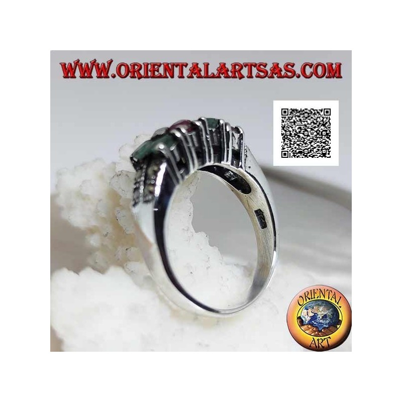 Bague en argent avec paires de rubis ronds naturels et d'émeraudes sertis en alternance et marcassite sur les côtés