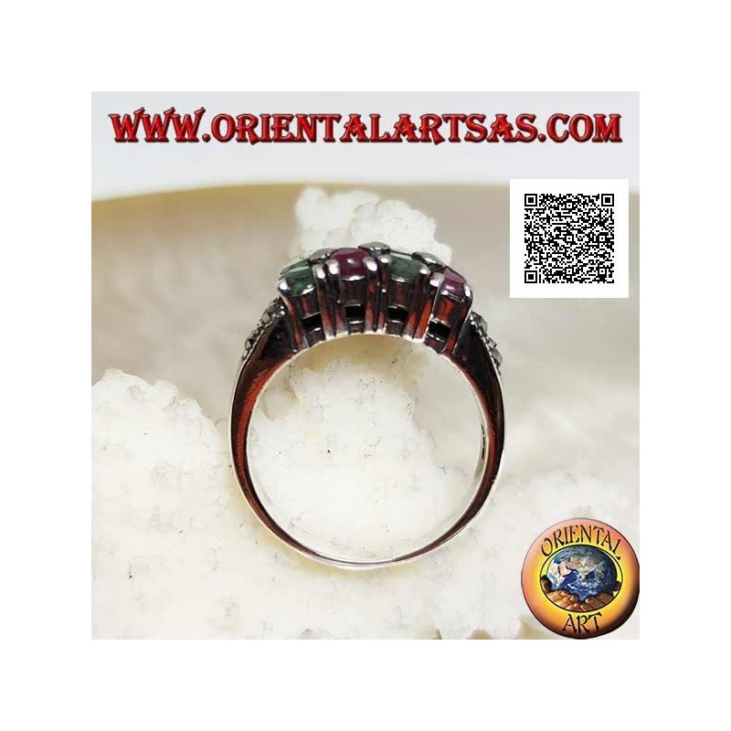 Anillo de plata con pares de rubíes naturales redondos y esmeraldas engastados alternativamente y marcasita en los lados