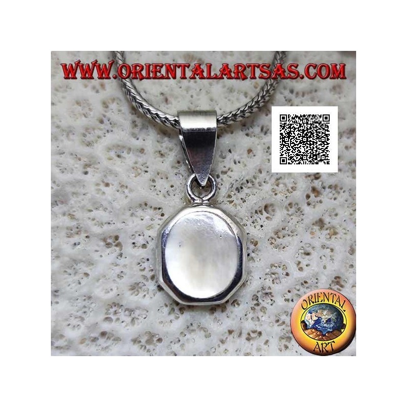Ciondolo in argento con madreperla ovale incastonata a filo bordo su montatura ottagonale liscia
